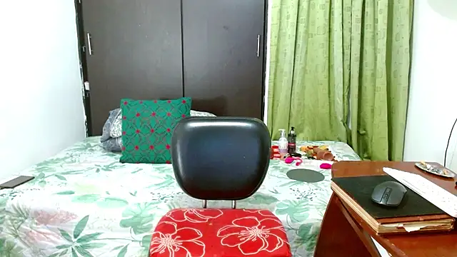 lunajones2024 online show from September 26, 2025, 2:40 am