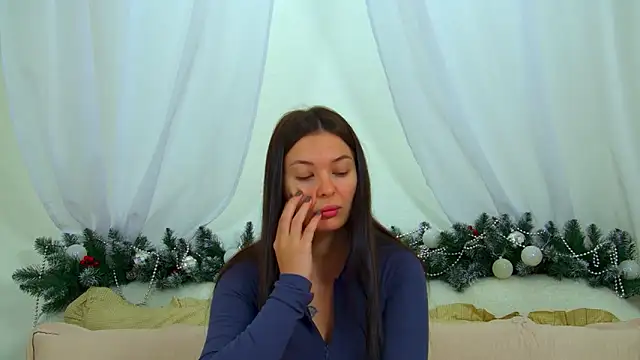 AlexandraBloom online show from December 17, 2025, 6:24 pm