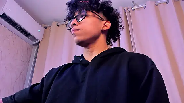 AkazaBoy  online show from March 19, 2026, 6:13 am