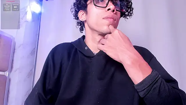 Snapshot of AkazaBoy_ chatting on June 11, 2026, 8:17 pm AkazaBoy online show from June 11, 2026, 8:17 pm