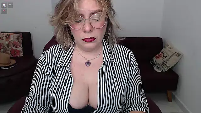 Serenay  online show from February 6, 2025, 10:32 pm