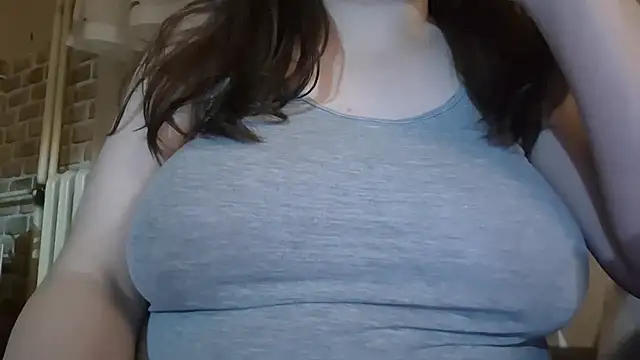 AalinnaK online show from September 18, 2025, 4:54 pm