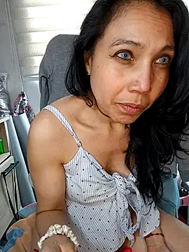 Snapshot of KimPielCanela chatting on October 25, 2025, 5:02 pm KimPielCanela online show from October 25, 2025, 5:02 pm