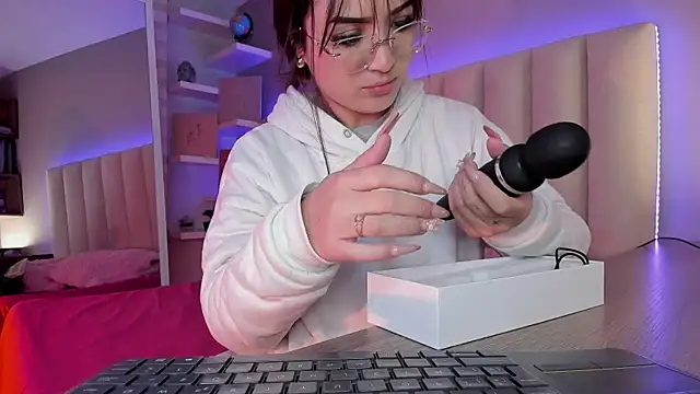 Megan mooree  online show from March 7, 2025, 11:40 am