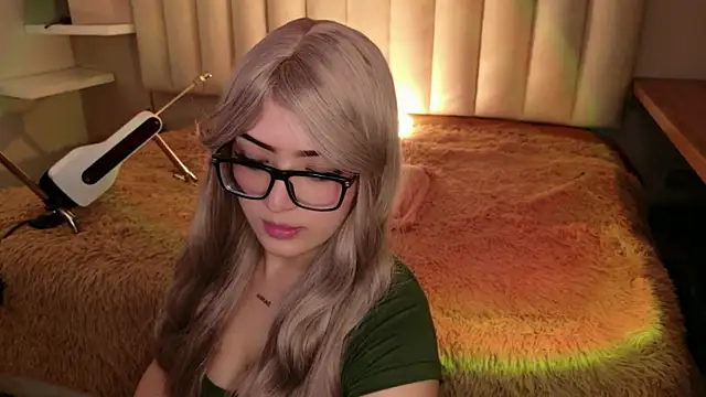 Megan mooree  online show from December 19, 2025, 12:40 pm