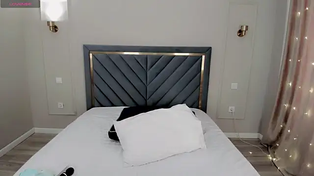 oxxx me online show from February 28, 2025, 5:04 am