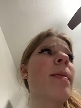 Snapshot of foxy_ana13 chatting on March 22, 2025, 8:40 am foxy ana13 online show from March 22, 2025, 8:40 am