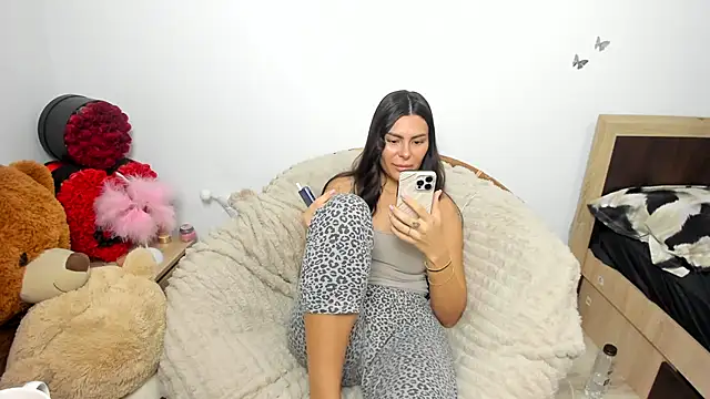 kilenyapatrice online show from February 9, 2026, 1:20 pm