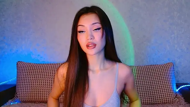 Min Jee  online show from February 17, 2025, 5:23 pm