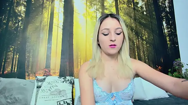 Snapshot of LittleAngelXO chatting on November 19, 2025, 9:48 pm LittleAngelXO online show from November 19, 2025, 9:48 pm