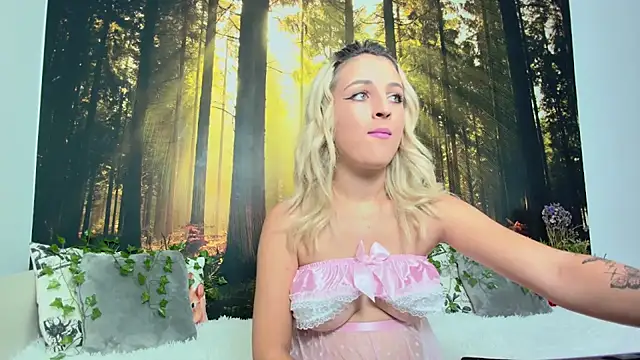 Snapshot of LittleAngelXO chatting on October 7, 2025, 7:26 pm LittleAngelXO online show from October 7, 2025, 7:26 pm