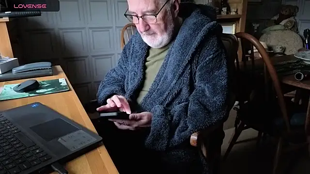 Adamdaddybear online show from October 16, 2025, 7:27 am