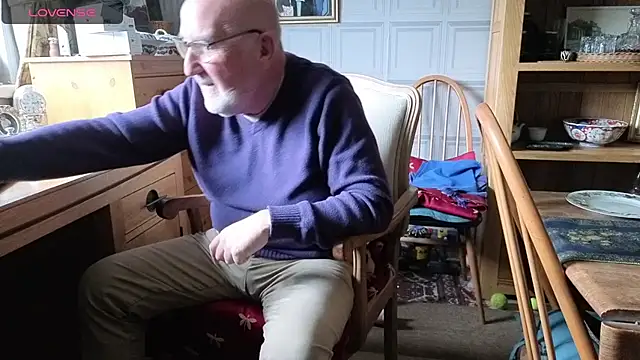 Adamdaddybear online show from September 17, 2025, 1:13 pm