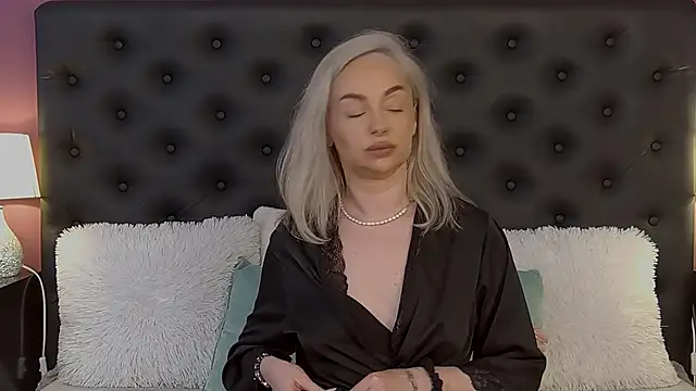 JaquelineM online show from April 21, 2026, 7:04 am