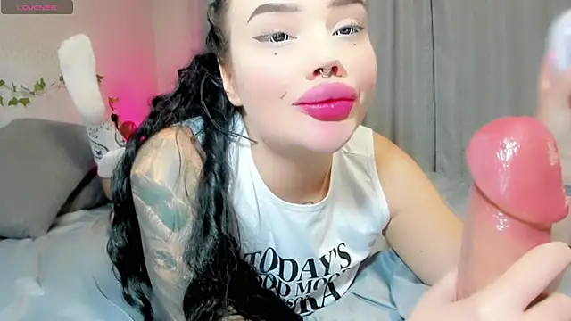 Aira vi online show from October 13, 2025, 2:07 pm