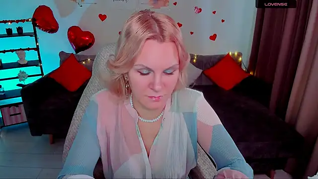 Snapshot of Louisa_Bay chatting on February 11, 2025, 8:15 am Louisa Bay online show from February 11, 2025, 8:15 am