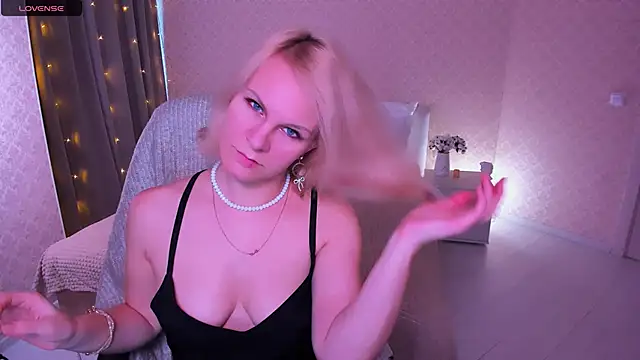 Snapshot of Louisa_Bay chatting on January 24, 2025, 7:51 am Louisa Bay online show from January 24, 2025, 7:51 am