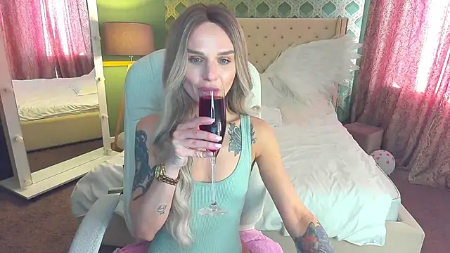 Snapshot of KiraGrayy chatting on March 8, 2025, 1:47 pm KiraGrayy online show from March 8, 2025, 1:47 pm