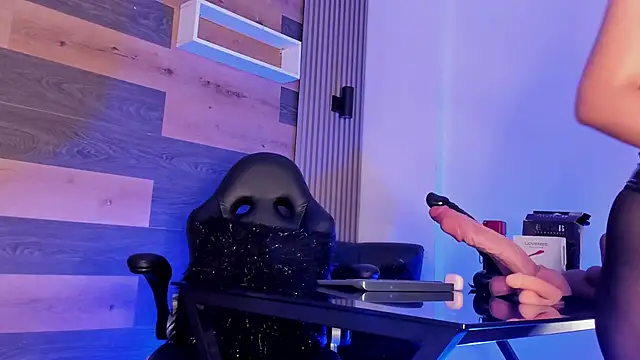 Ellaochoa online show from September 28, 2025, 11:39 am