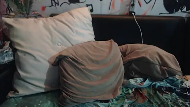 roystonee01 online show from November 6, 2025, 6:28 am