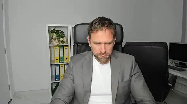 Snapshot of John-E-Dough chatting on December 7, 2024, 5:43 am John-E-Dough online show from December 7, 2024, 5:43 am