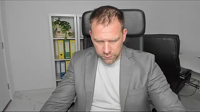 Snapshot of John-E-Dough chatting on December 26, 2024, 5:04 am John-E-Dough online show from December 26, 2024, 5:04 am