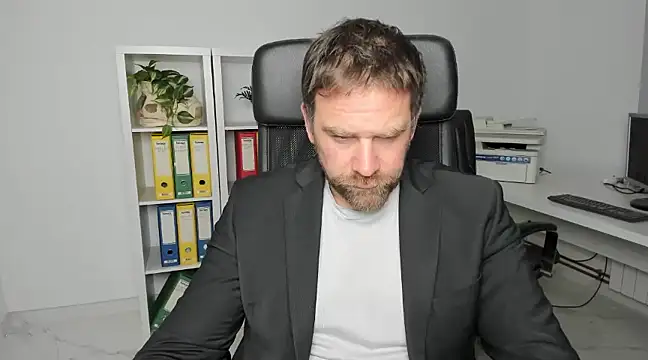 Snapshot of John-E-Dough chatting on December 19, 2024, 4:13 am John-E-Dough online show from December 19, 2024, 4:13 am