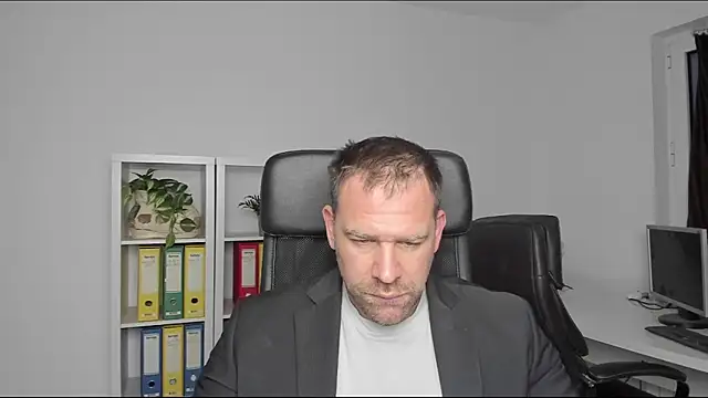 Snapshot of John-E-Dough chatting on December 27, 2024, 5:52 am John-E-Dough online show from December 27, 2024, 5:52 am