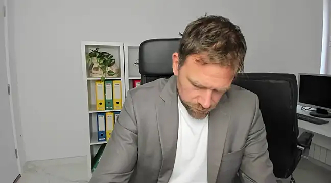 Snapshot of John-E-Dough chatting on December 7, 2024, 8:49 am John-E-Dough online show from December 7, 2024, 8:49 am