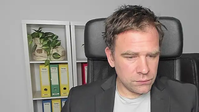 Snapshot of John-E-Dough chatting on December 20, 2024, 4:53 am John-E-Dough online show from December 20, 2024, 4:53 am