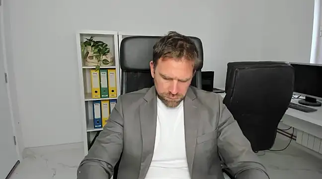 Snapshot of John-E-Dough chatting on December 6, 2024, 8:53 am John-E-Dough online show from December 6, 2024, 8:53 am