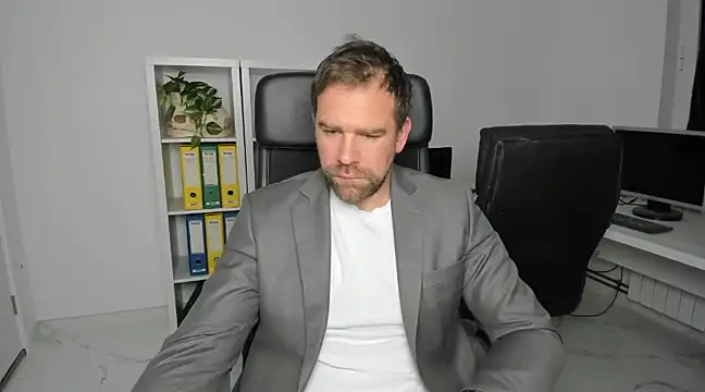 Snapshot of John-E-Dough chatting on December 6, 2024, 5:47 am John-E-Dough online show from December 6, 2024, 5:47 am