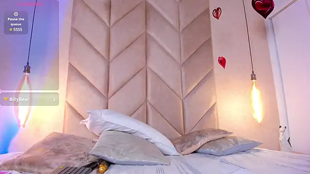 Mollymoon1 online show from February 18, 2025, 7:52 pm