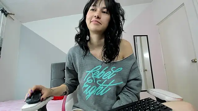 Camcrush   online show from March 12, 2025, 10:28 pm