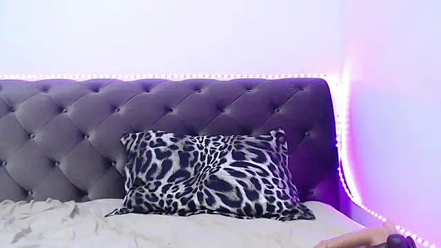 TiffanyPeretz online show from September 17, 2025, 5:37 pm