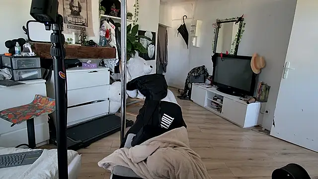 CeriseLapine online show from November 20, 2025, 2:51 pm