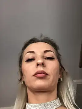 Diamond Bunny  online show from March 14, 2025, 9:46 am