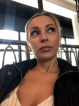 Diamond Bunny  online show from September 23, 2025, 4:36 pm