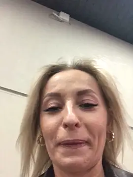 Diamond Bunny  online show from October 25, 2025, 3:12 pm