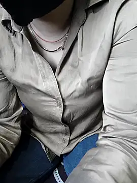 kaveerpooja947 online show from February 11, 2026, 4:40 pm