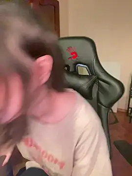 Snapshot of lalallalalaa- chatting on February 6, 2025, 2:00 am lalallalalaa- online show from February 6, 2025, 2:00 am