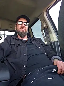 Snapshot of Beardedtattood chatting on March 14, 2025, 1:46 pm Beardedtattood online show from March 14, 2025, 1:46 pm