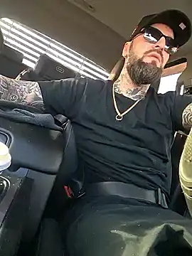 Snapshot of Beardedtattood chatting on November 24, 2025, 1:55 pm Beardedtattood online show from November 24, 2025, 1:55 pm