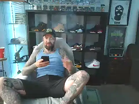 Snapshot of Beardedtattood chatting on September 10, 2025, 12:15 pm Beardedtattood online show from September 10, 2025, 12:15 pm