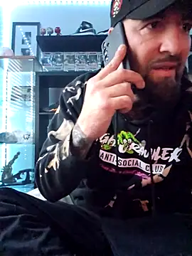 Snapshot of Beardedtattood chatting on September 9, 2025, 12:03 pm Beardedtattood online show from September 9, 2025, 12:03 pm