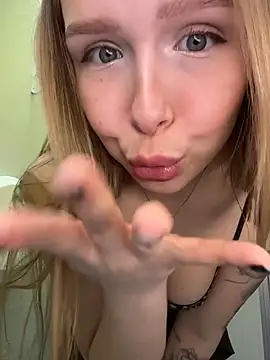 mur girl online show from May 15, 2026, 9:40 am