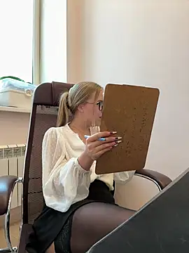 mur girl online show from February 20, 2025, 2:24 pm