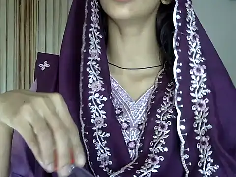 MAAYRA 09 online show from September 28, 2025, 10:44 am