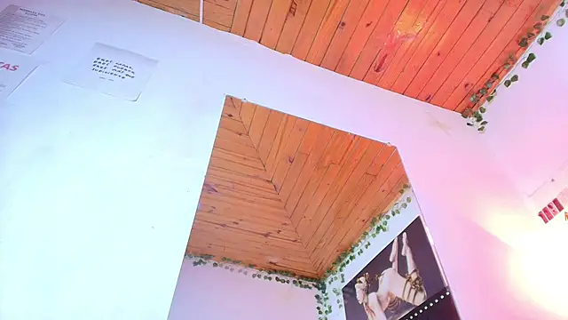 Naia x online show from February 5, 2026, 8:04 pm