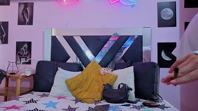 karla bertulucci online show from September 29, 2025, 2:01 pm